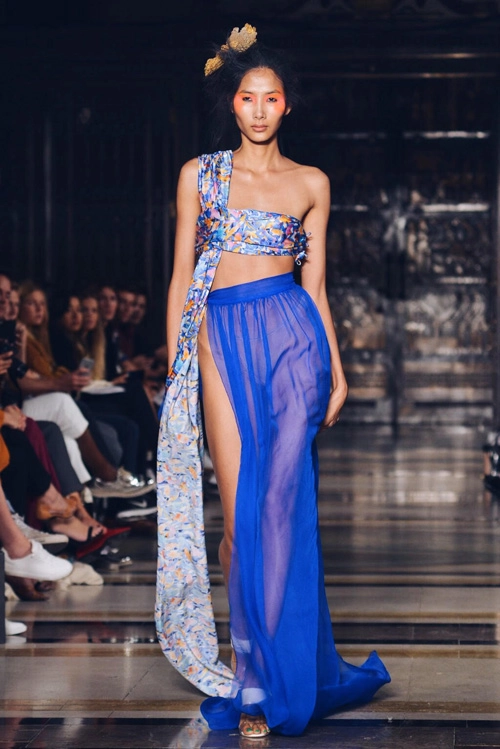 Hoàng thùy lộ vòng 1 ngay trên sàn diễn london fashion week - 4