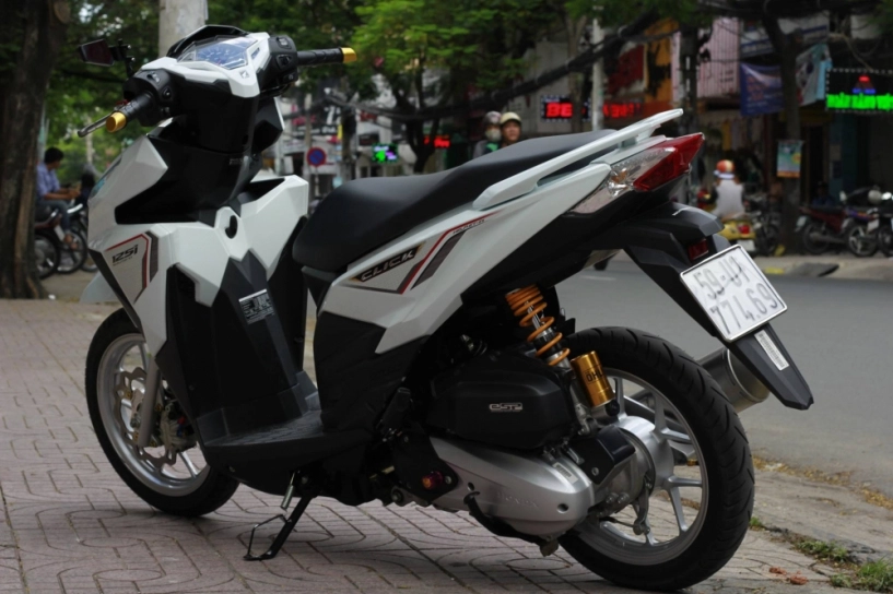 Honda click 125i độ chất gần như zin của biker việt - 5