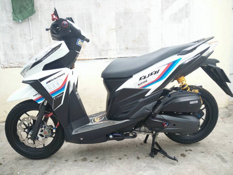 Honda click 125i độ tem đấu đầy phong cách với nhiều đồ chơi hàng hiệu - 1