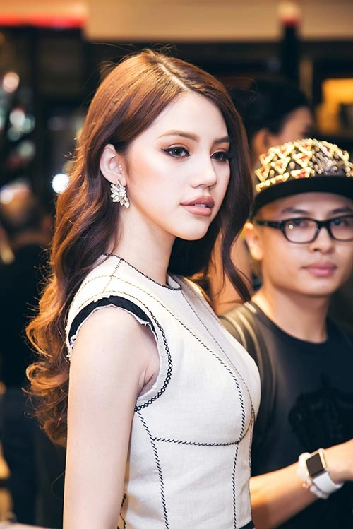 Kim lý ôm eo hết lời khen ngợi jolie nguyễn xinh đẹp - 4