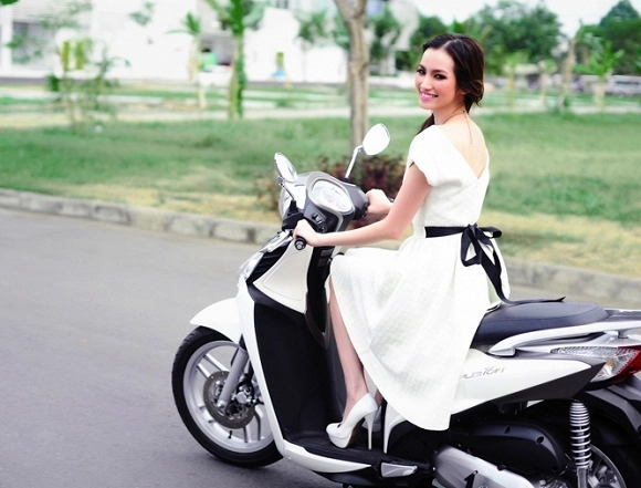 Kymco people 16fi so dáng cùng trúc diễm khoe lưng trần tuyệt đẹp - 5