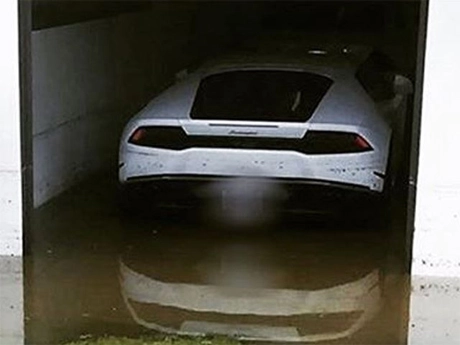  lamborghini huracan chìm nửa thân trong nước ngập - 3