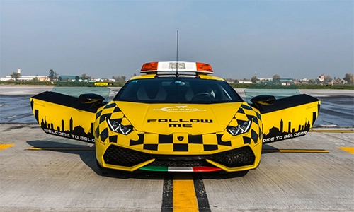  lamborghini huracan làm xe dẫn máy bay - 1