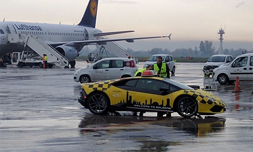  lamborghini huracan làm xe dẫn máy bay - 3