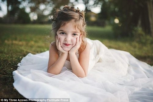 Lý do bé gái 4 tuổi mặc váy cưới chụp ảnh khiến nghìn người xúc động - 2