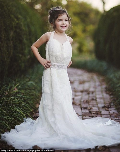Lý do bé gái 4 tuổi mặc váy cưới chụp ảnh khiến nghìn người xúc động - 3
