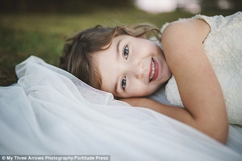 Lý do bé gái 4 tuổi mặc váy cưới chụp ảnh khiến nghìn người xúc động - 12