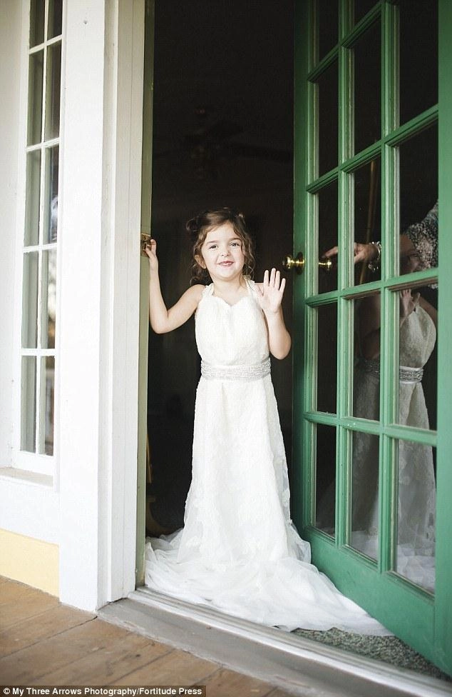 Lý do bé gái 4 tuổi mặc váy cưới chụp ảnh khiến nghìn người xúc động - 17
