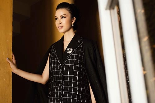 Mc thanh mai khoe khe ngực sâu hút với vest đen - 1