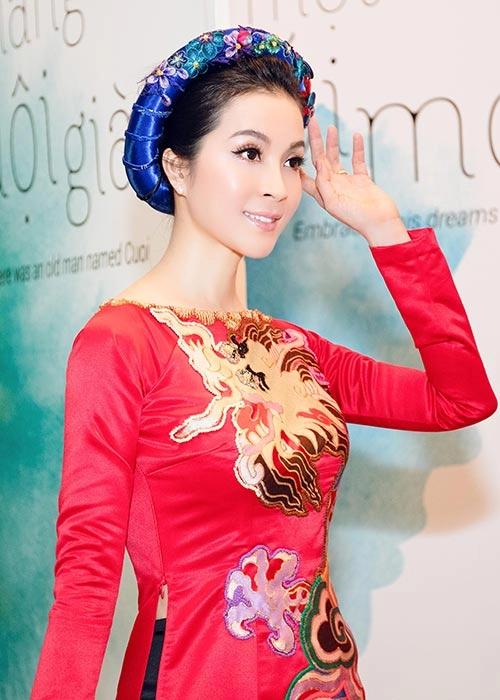 Mc thanh mai mặc áo dài ngồi xế sang đến dự tiệc đón tổng thống pháp - 4