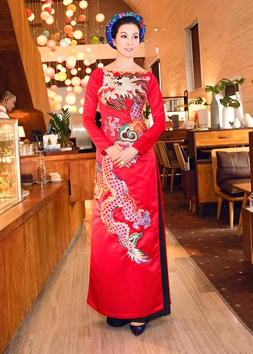 Mc thanh mai mặc áo dài ngồi xế sang đến dự tiệc đón tổng thống pháp - 7