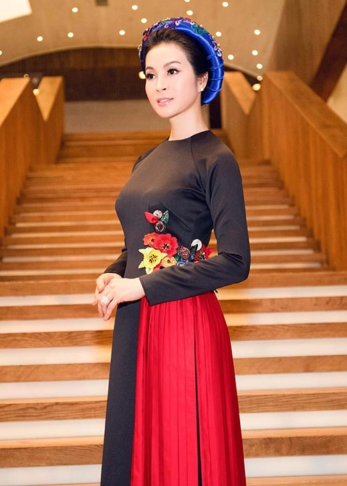 Mc thanh mai mặc áo dài ngồi xế sang đến dự tiệc đón tổng thống pháp - 8