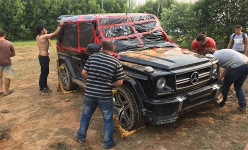  mercedes g500 bị chôn xuống đất - 3