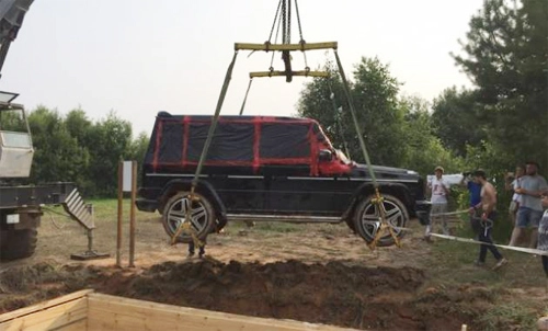  mercedes g500 bị chôn xuống đất - 4