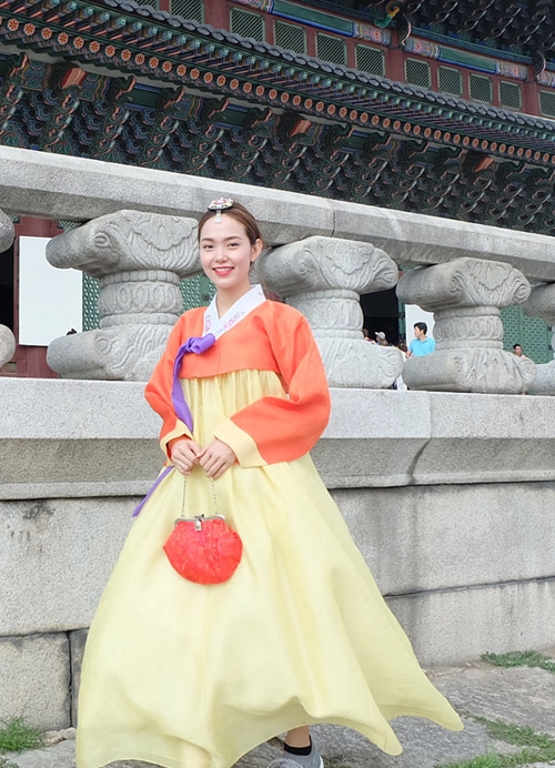 Minh hằng gây tranh cãi khi diện hanbok với giày thể thao - 1