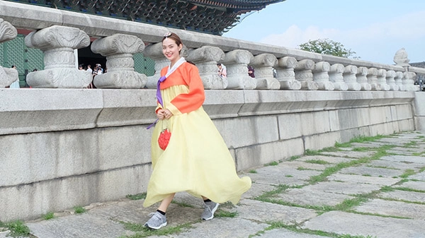 Minh hằng gây tranh cãi khi diện hanbok với giày thể thao - 4