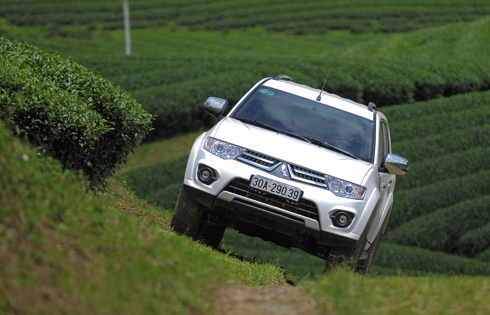  mitsubishi pajero sport - cuộc chiến với toyota fortuner - 1