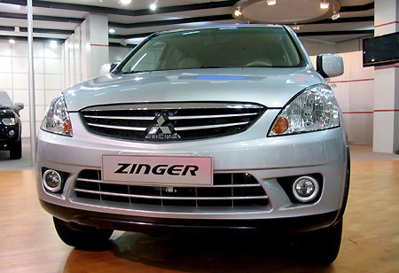  mitsubishi zinger - đối thủ của toyota innova - 1