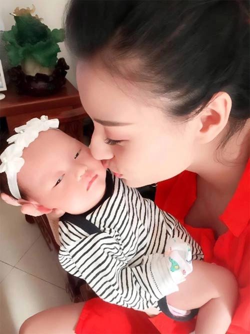 Mới vừa đầy tháng nhưng con gái hồng quế đã rất bụ bẫm đáng yêu - 1