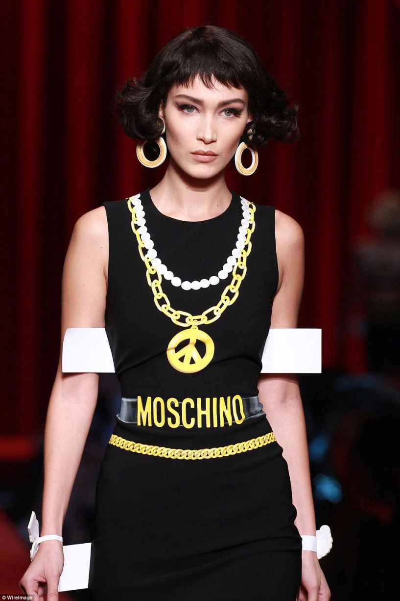 Moschino lại gây sững sỡ với mốt váy như đồ chơi giấy - 4