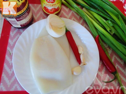 Mực cuộn hành lá sốt chua ngọt đơn giản ngon cơm - 1