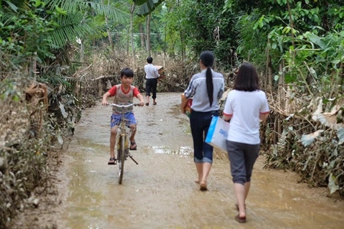 Ngọc hân bỏ sinh nhật mẹ để đến hà tĩnh cứu trợ đồng bào vùng lũ - 5