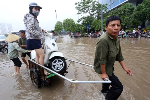  người việt đang lái xe sai cách khi bị ngập nước - 2