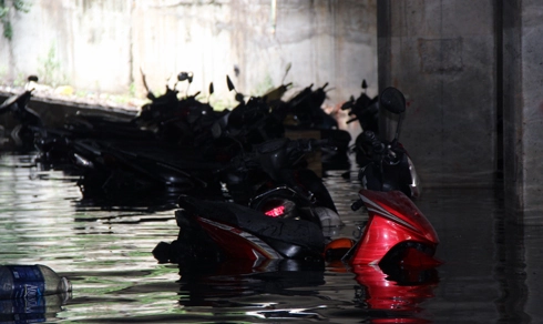  nhiều xe máy hỏng nặng do bị ngập nước - 1