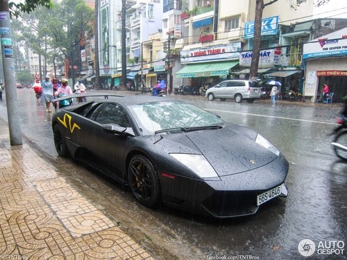  murcielago lp670-4 sv dầm mưa ở sài gòn lên báo nước ngoài - 2