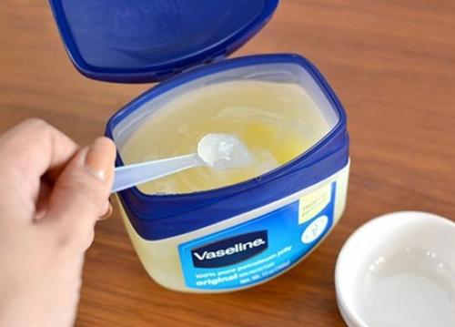 Những công dụng làm đẹp diệu kỳ của vaseline khiến bạn choáng - 1