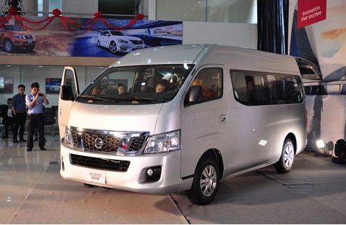  nissan nv350 urvan - đối thủ mới của ford transit - 1