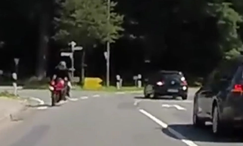  nữ tài xế nổi điên vì bị chặn đường - 2