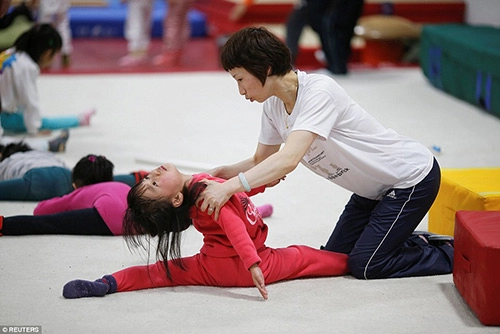Nước mắt trẻ em trong những lò luyện huy chương vàng olympic của trung quốc - 9