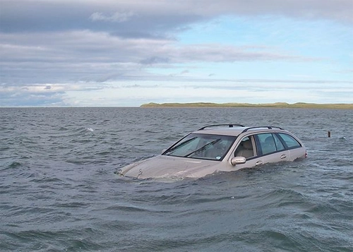  ôtô kẹt giữa biển - 2