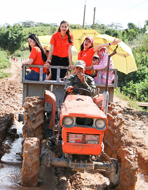 Phạm hương nam em giản dị cưỡi máy cày giữa trưa nắng đi từ thiện - 1