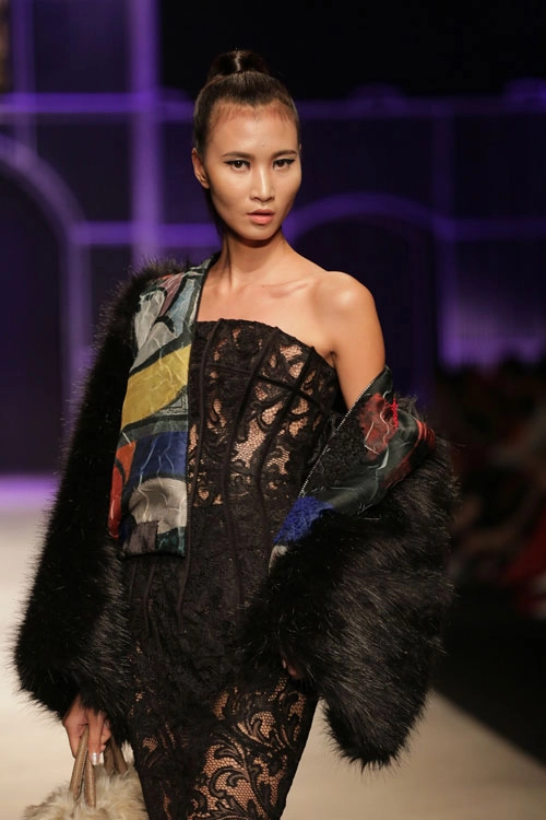 Quán quân project runway 2015 ấn tượng với thiết kế viễn tưởng tại vifw 2016 - 2