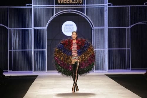 Quán quân project runway 2015 ấn tượng với thiết kế viễn tưởng tại vifw 2016 - 11