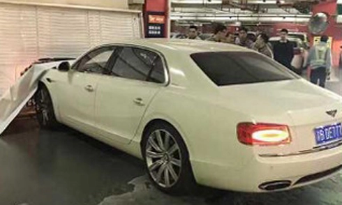  quên kéo phanh tay nữ tài xế phá hỏng xe bentley - 2