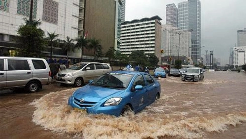  rolls-royce ghost lội nước ở jakarta - 2