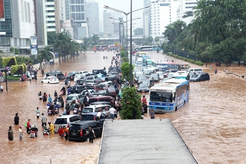  rolls-royce ghost lội nước ở jakarta - 7