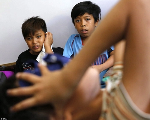 Rùng mình lễ cắt bao quy đầu cho 300 cậu bé tại philippines - 2
