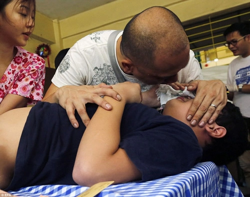 Rùng mình lễ cắt bao quy đầu cho 300 cậu bé tại philippines - 3