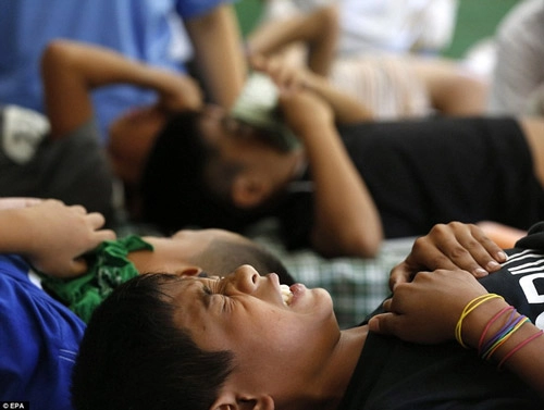 Rùng mình lễ cắt bao quy đầu cho 300 cậu bé tại philippines - 7