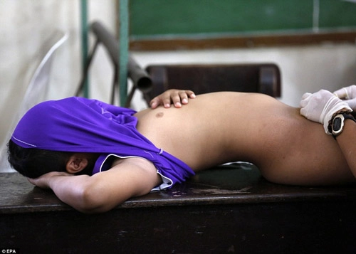 Rùng mình lễ cắt bao quy đầu cho 300 cậu bé tại philippines - 9