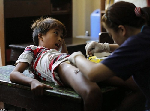 Rùng mình lễ cắt bao quy đầu cho 300 cậu bé tại philippines - 10