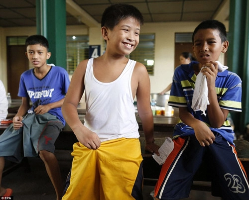Rùng mình lễ cắt bao quy đầu cho 300 cậu bé tại philippines - 12