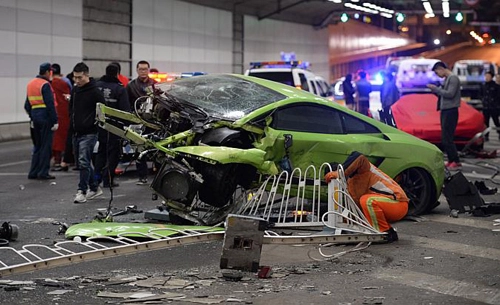  sinh viên đua xe trong hầm phá nát lamborghini và ferrari - 1