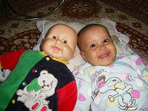 Sửng sốt những em bé trông giống hệt búp bê - 8