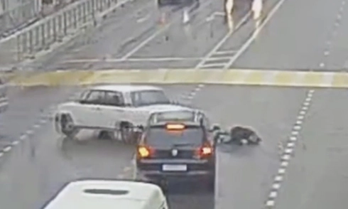  tài xế rơi ra đường ôtô tự vào chỗ đỗ - 1