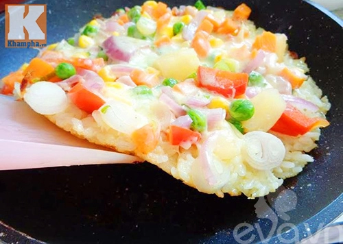 Tận dụng cơm nguội thừa làm bánh pizza cơm cháy - 7